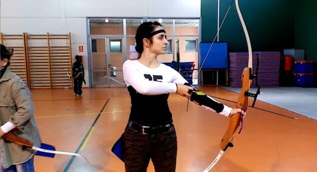 Imagen: Alumna en una clase de Tiro con Arco