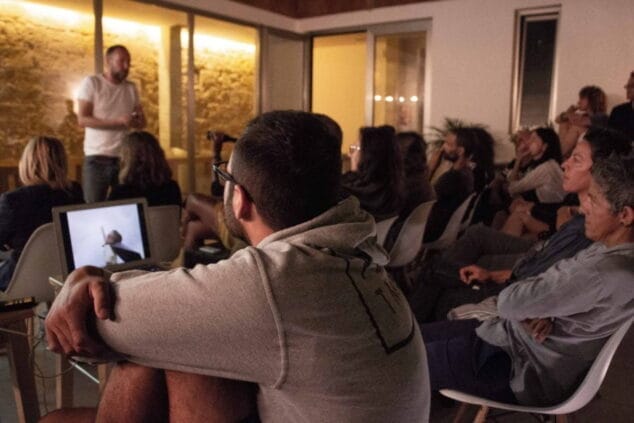 Imagen: Un momento de trabajo en el Coliving de Xàbia