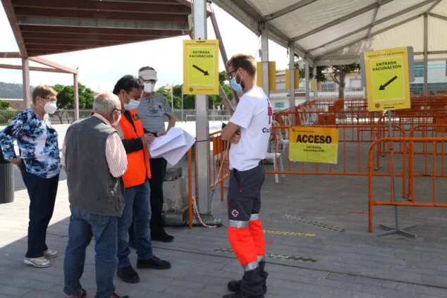 Imagen: Control de entrada a vacunación masiva en Xàbia