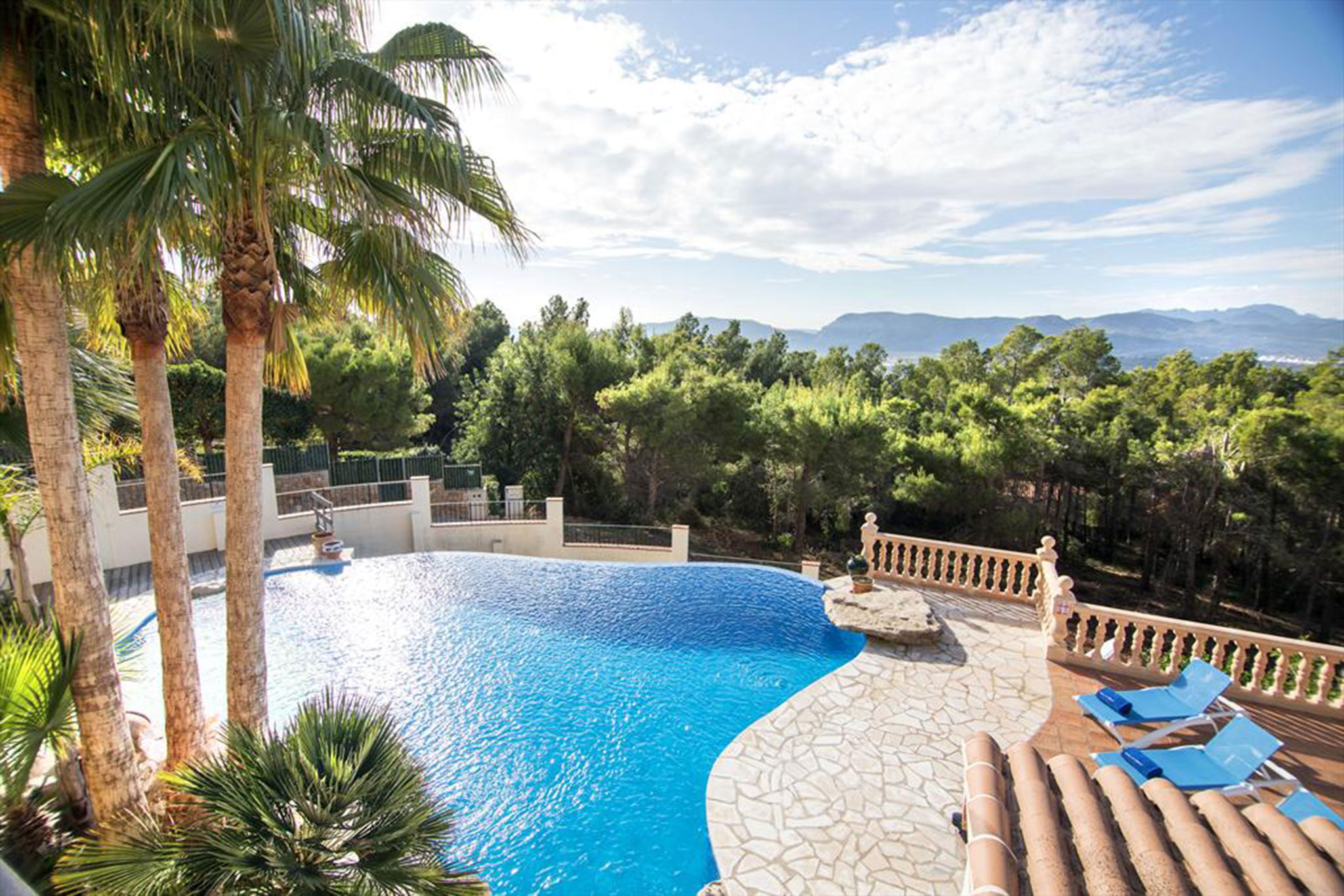 Vista de la piscina de una casa de vacaciones para catorce personas en Jávea – Quality Rent a Villa