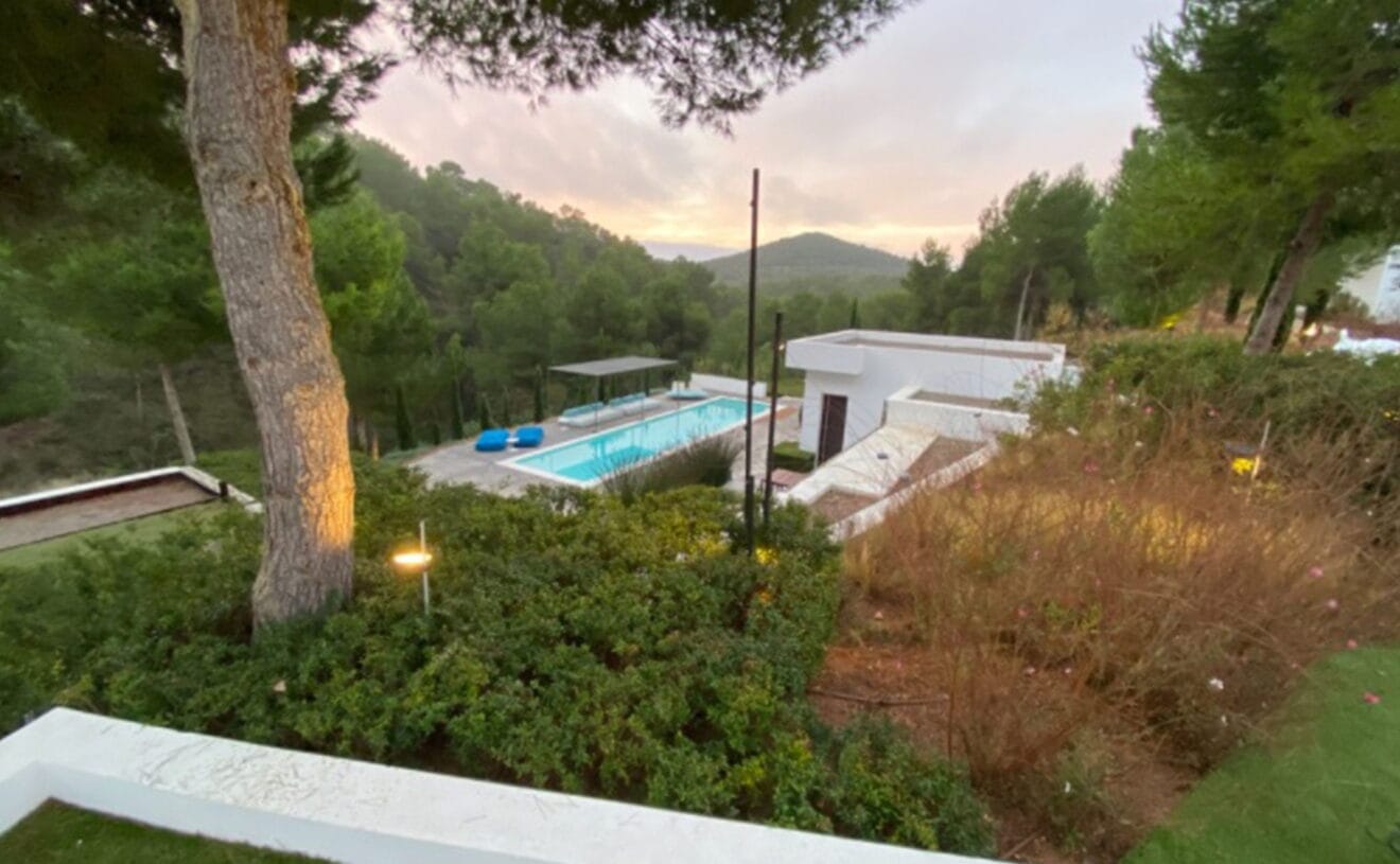 Vivienda unifamiliar con paisajismo en Ibiza - Quitec