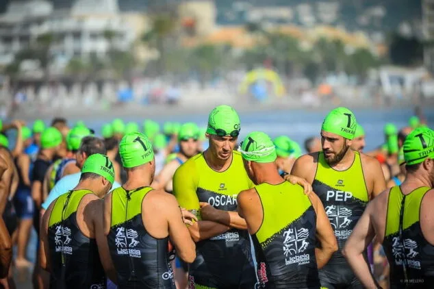 Imagen: Atletas momento antes de iniciar la prueba de natación