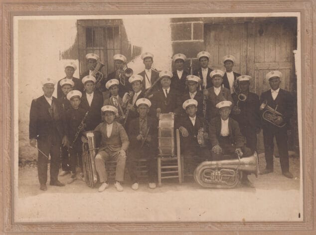 Imagen: Banda de música la raval 1921 en el Carrer Nou