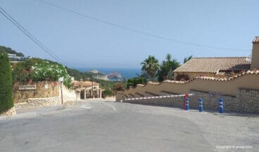 Barrera en el acceso de vehículos a la Cala de la Barraca