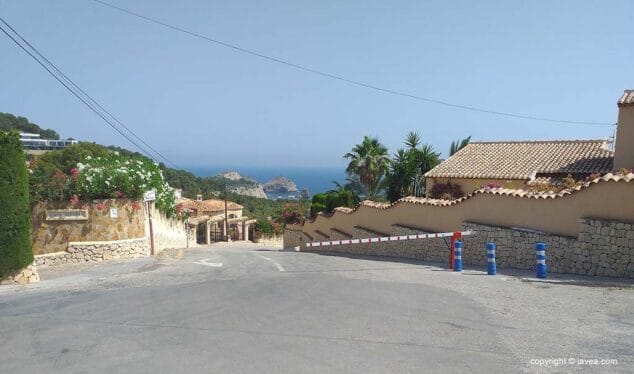Imagen: Barrera en el acceso de vehículos a la Cala de la Barraca