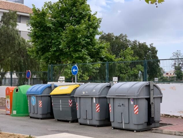 Imagen: Batería de contenedores en una calle de Xàbia