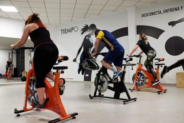 Entrenamiento con bicicleta estática en Jávea - Tiempo Personal Training Center