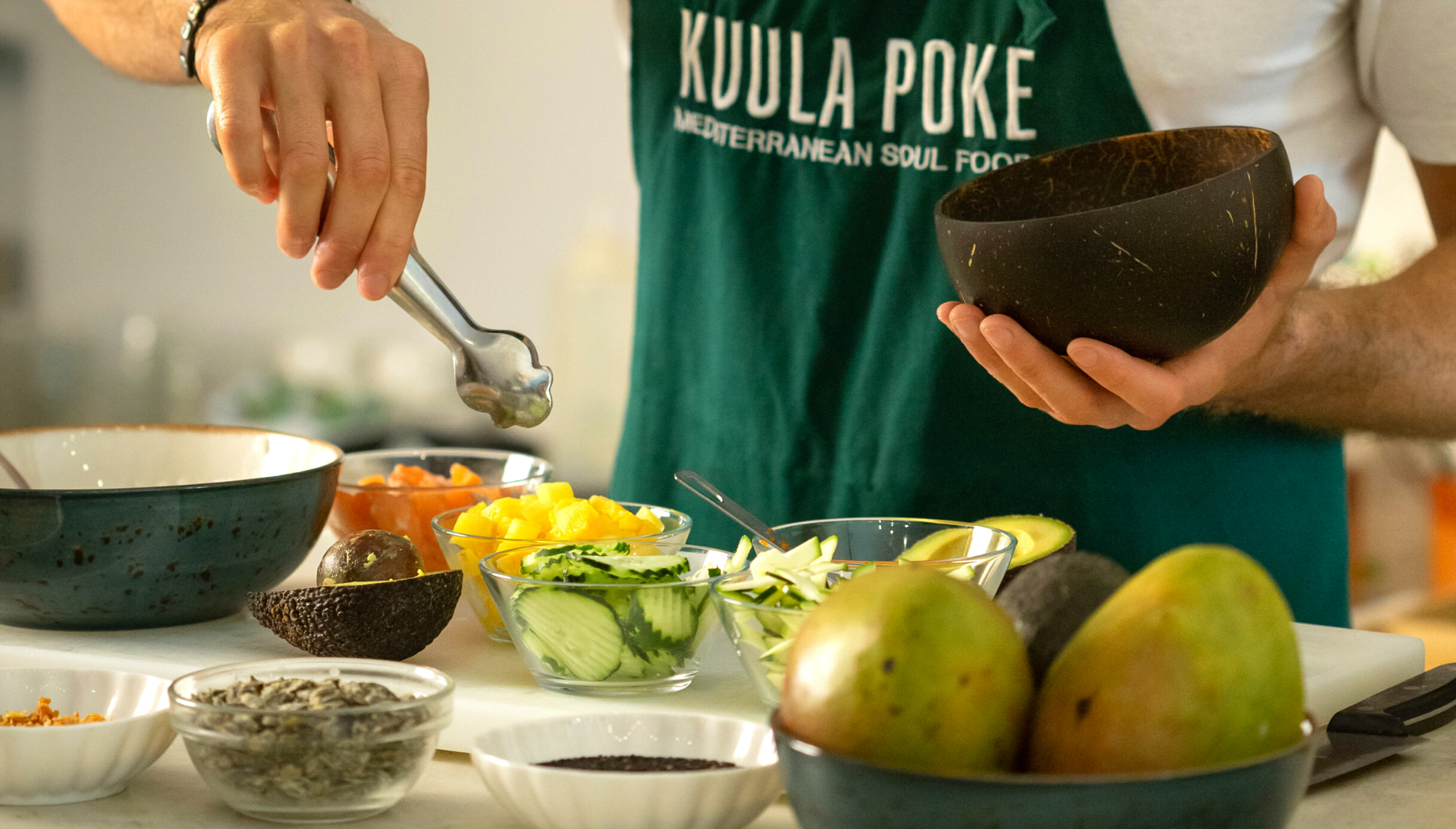 Combina frutas y verduras frescas en tus poke bowls