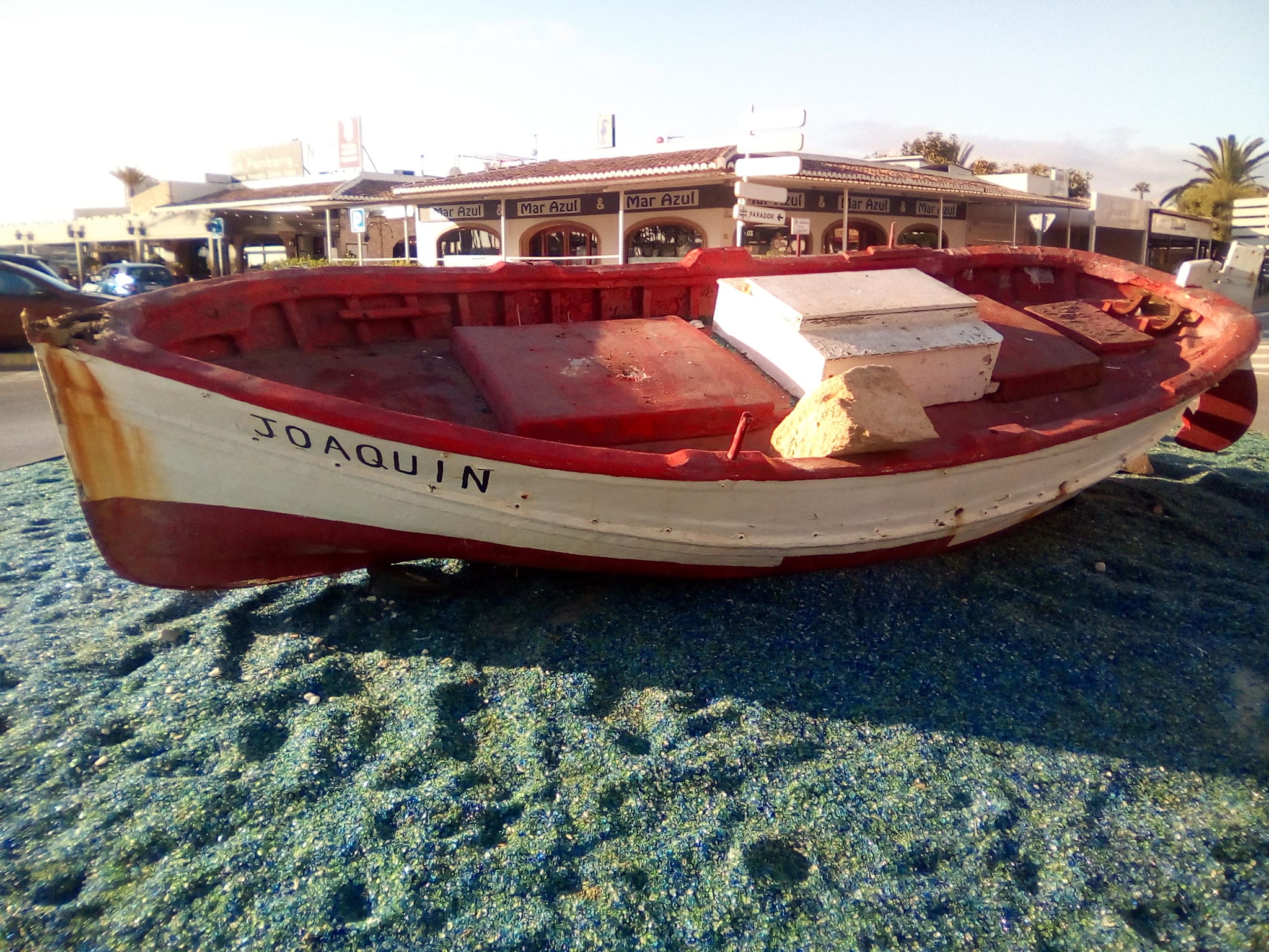 Destrozos en la barca que decora la entrada a la playa del Arenal