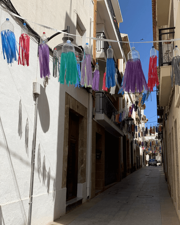 Detalles del engalanado de la calle Tossal de Baix
