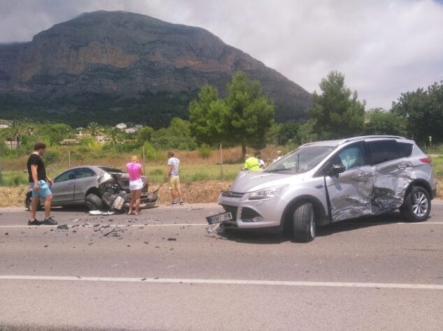 Imagen: Dos de los cuatro vehículos implicados en el accidente