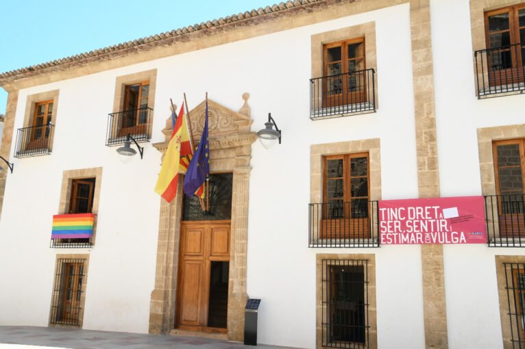 Fachada del Ayuntamiento de Xàbia con motivo del día LGTBI