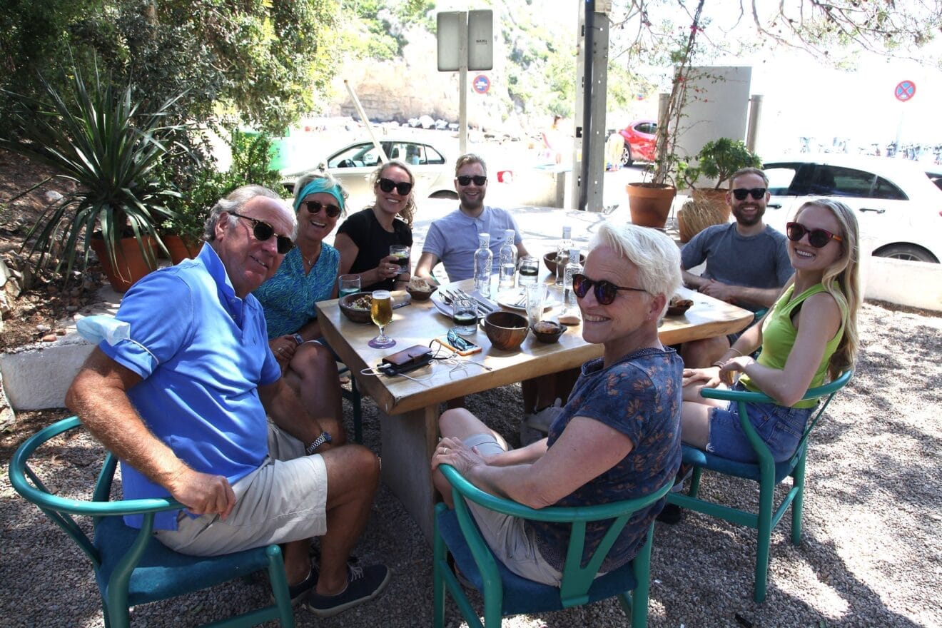 Gente en una terraza