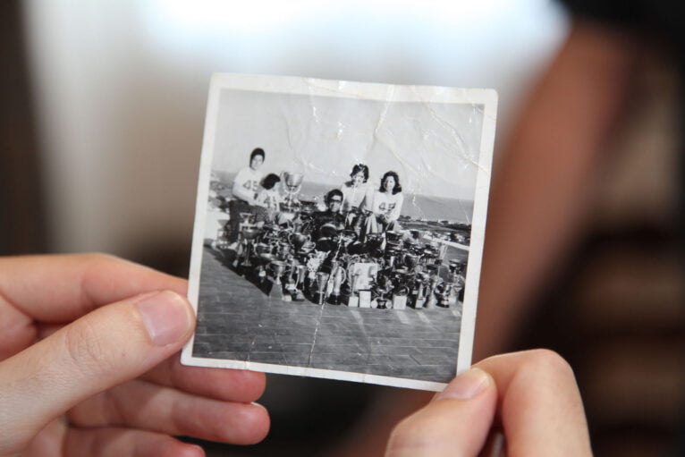José rodeado de trofeos en una fotografía del 78, antes de lograr sus primeros Campeonatos de España