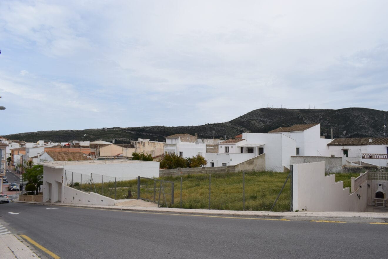 Parcela que acogerá el nuevo parking de Benitatxell