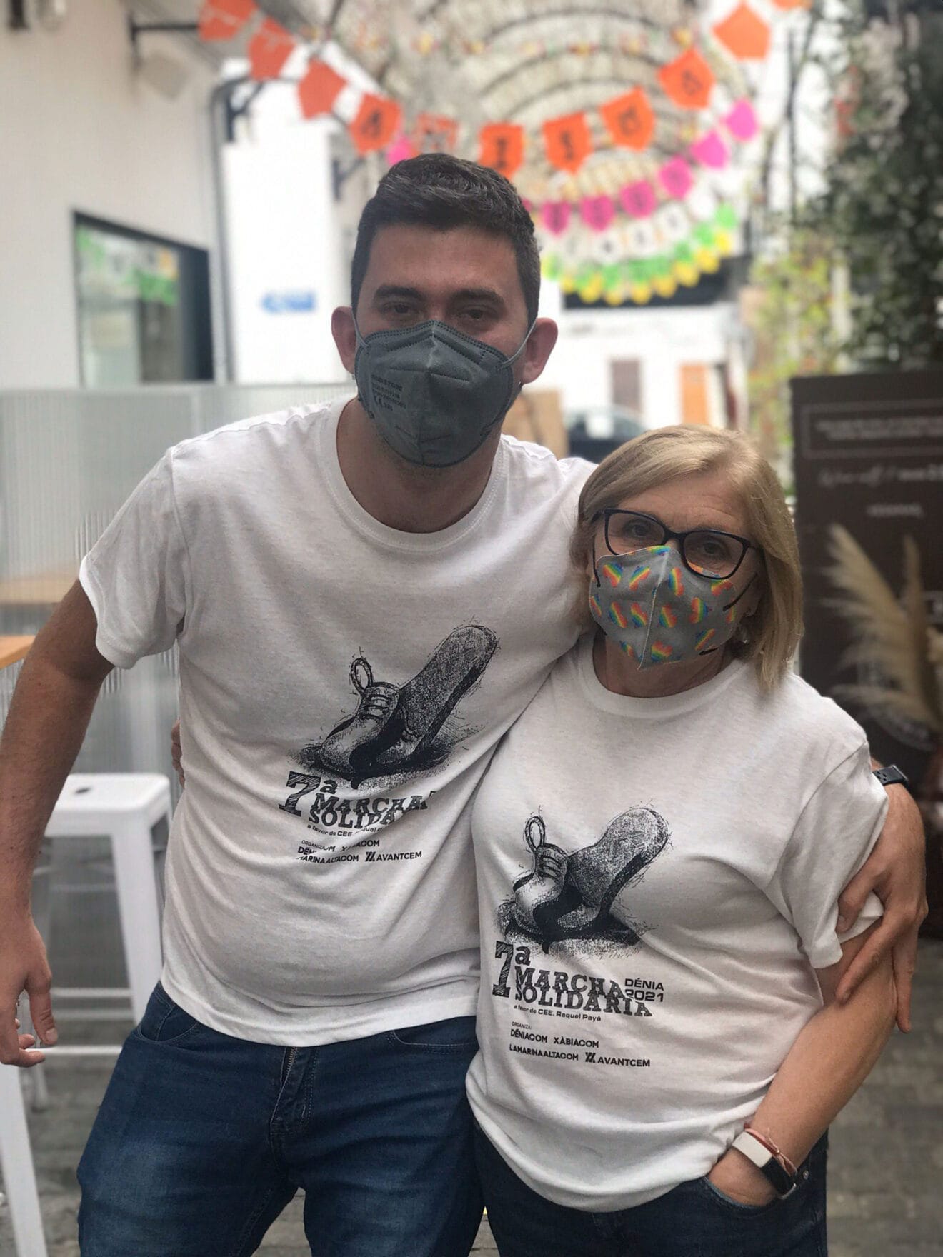 Participantes inscritos luciendo la camiseta