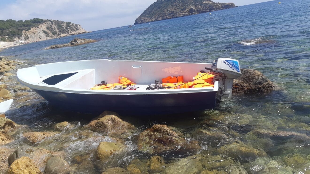 Patera interceptada en la Cala de la Barraca