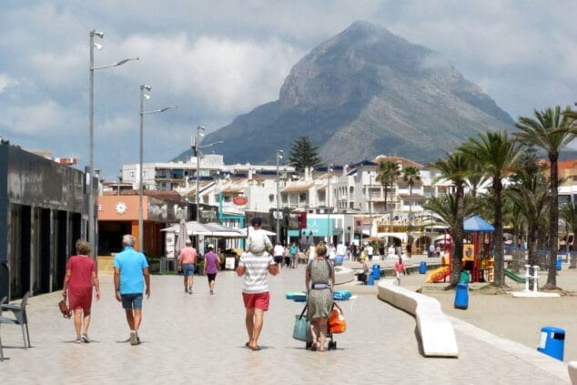 Imagen: Personas paseando en el paseo del Arenal