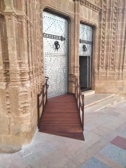 Imagen: Rampa de acceso a la Iglesia San Bartolomé