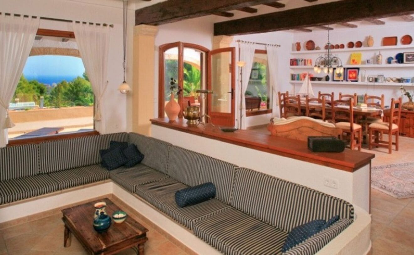 Salón comedor de una casa rústica en venta en Jávea - Terramar Costa Blanca