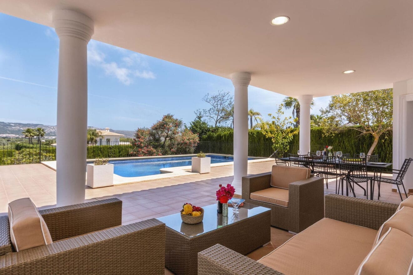 Terraza de una casa de vacaciones en Jávea - Aguila Rent a Villa