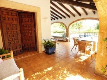 Terraza y piscina en vivienda de Inmobiliaria Belen Quiroga