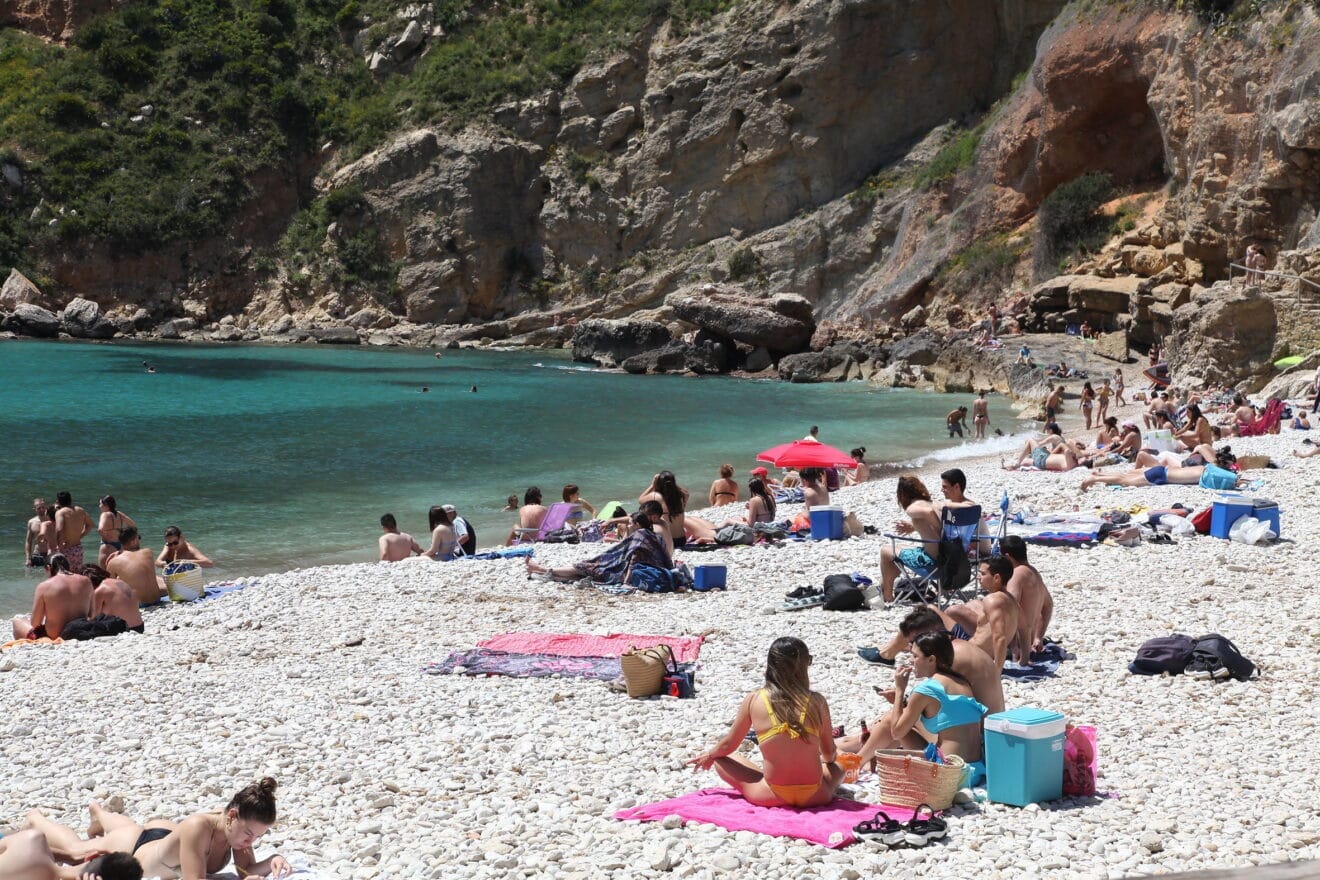 Turistas en la Cala de Granadella