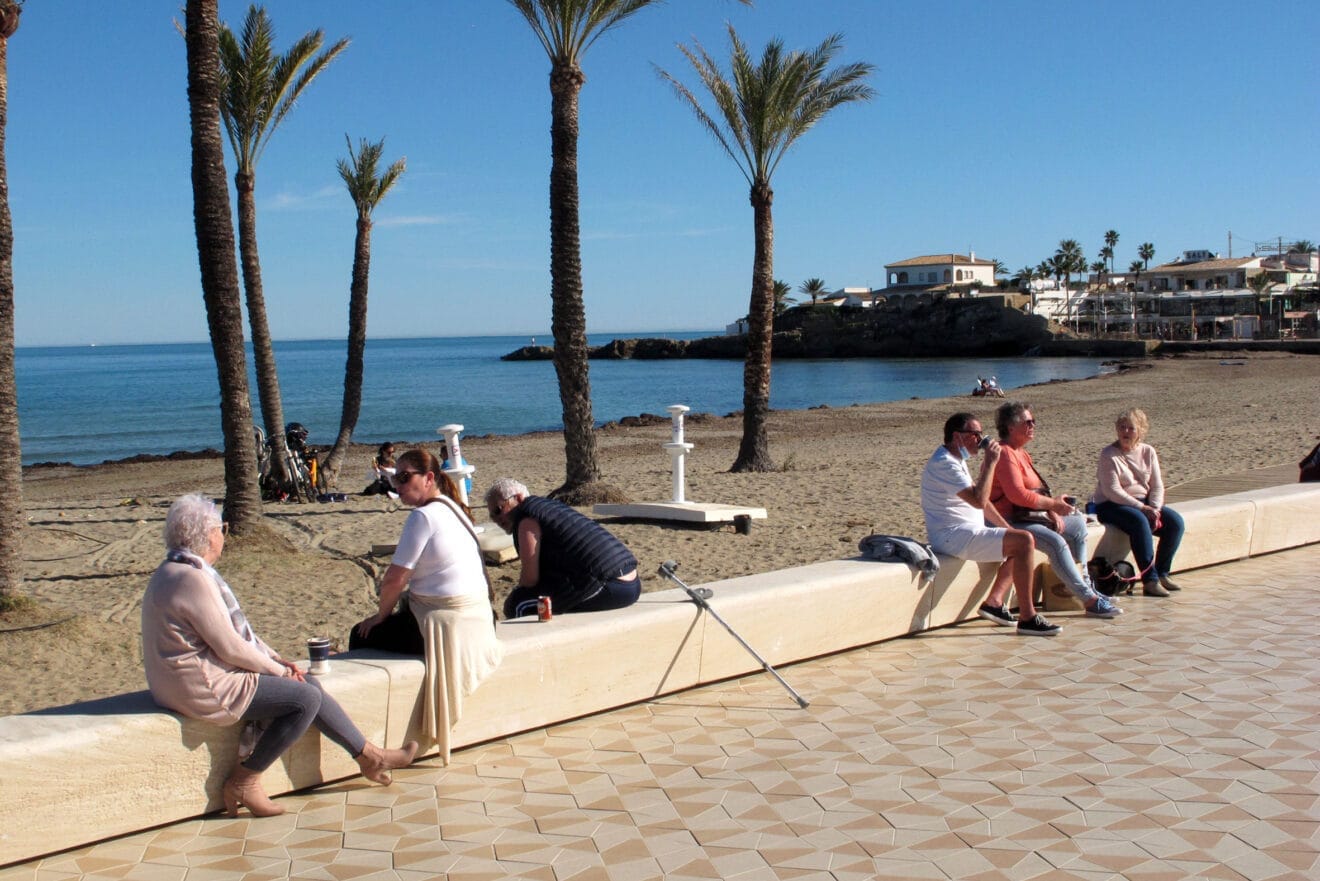 Turistas en la playa del Arenal