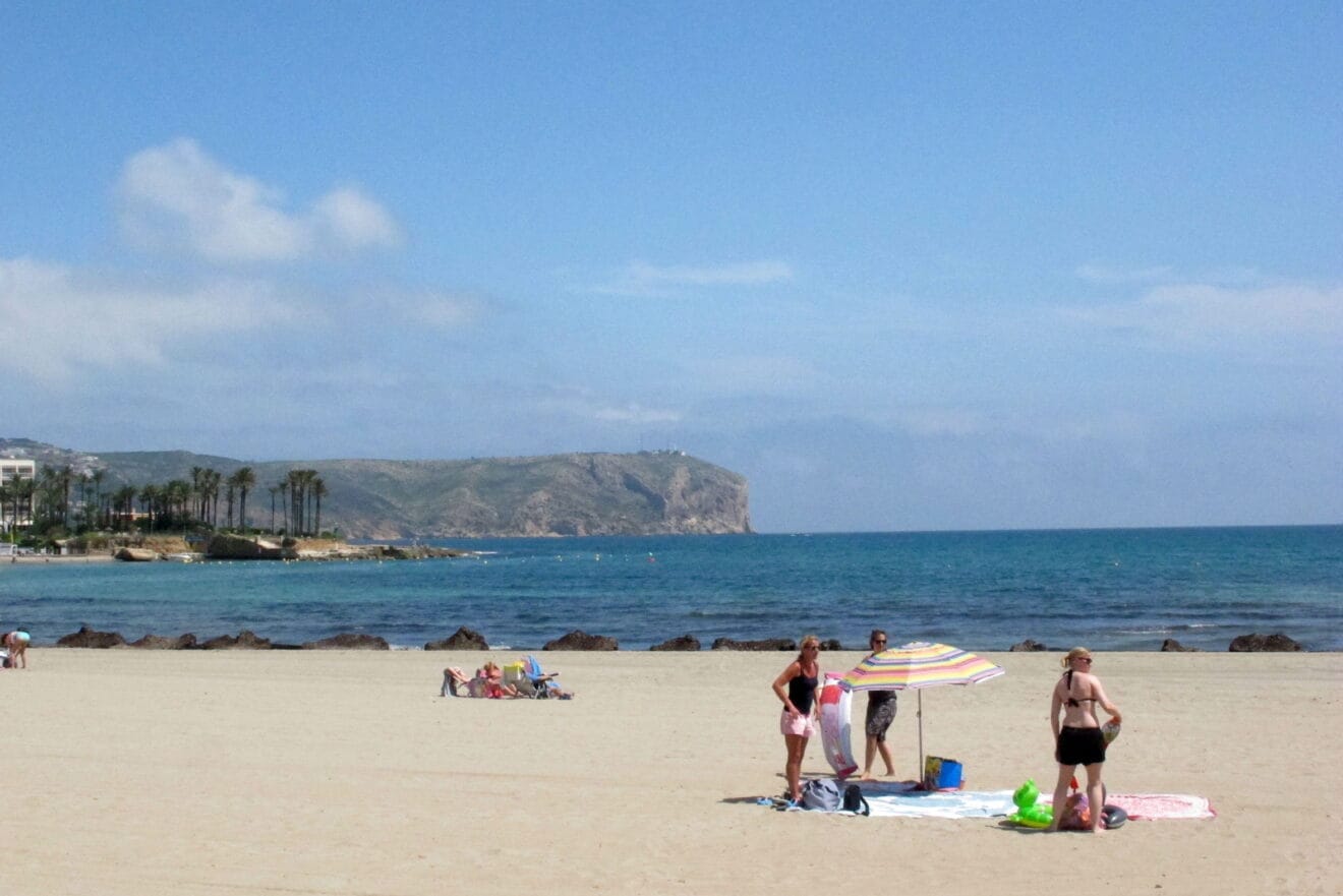 Turistas en la playa del Arenal de Xàbia