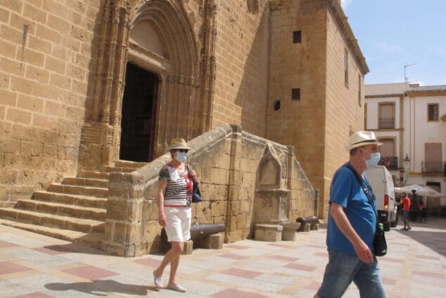 Imagen: Turistas paseando por el centro histórico de Xàbia