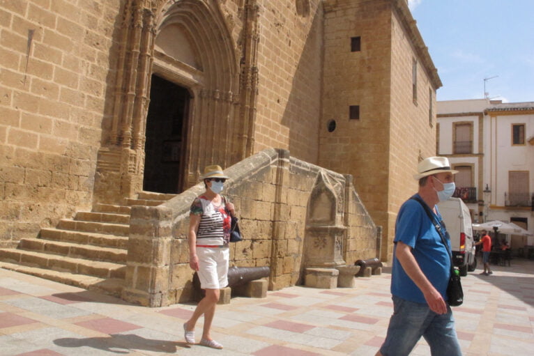 Turistas paseando por el centro histórico de Xàbia
