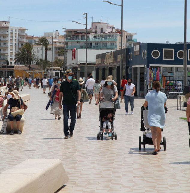 Imagen: Turistas paseando por la playa del Arenal