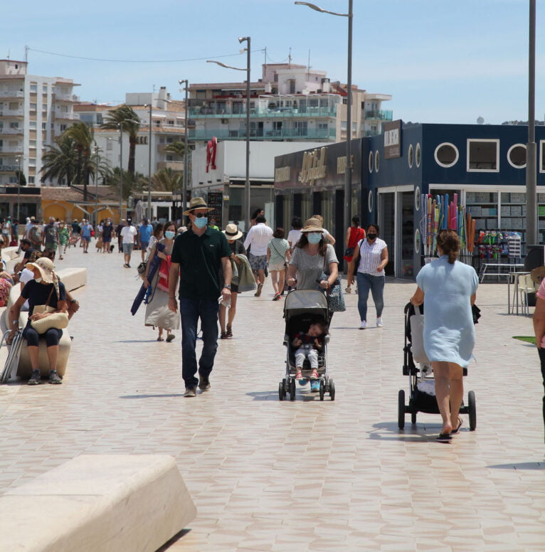 Turistas paseando por la playa del Arenal