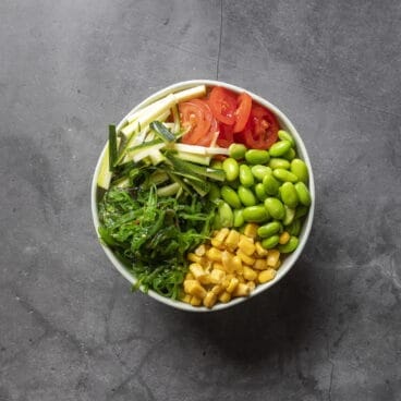 Variedad de toppings para tu bol en Kuula Poke