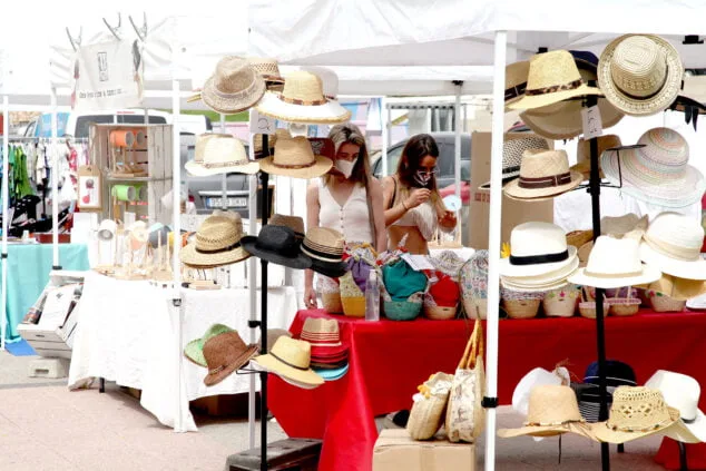 Imagen: Visitantes en la I Feria del Stock de la Marina Alta