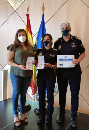 Agentes de Policía Local de Xàbia con el distintivo