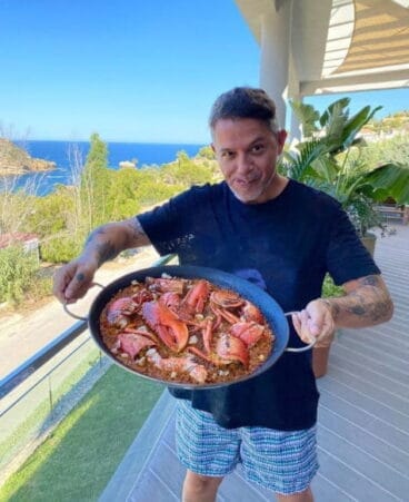 Alejandro Sanz con su arroz con bogavante
