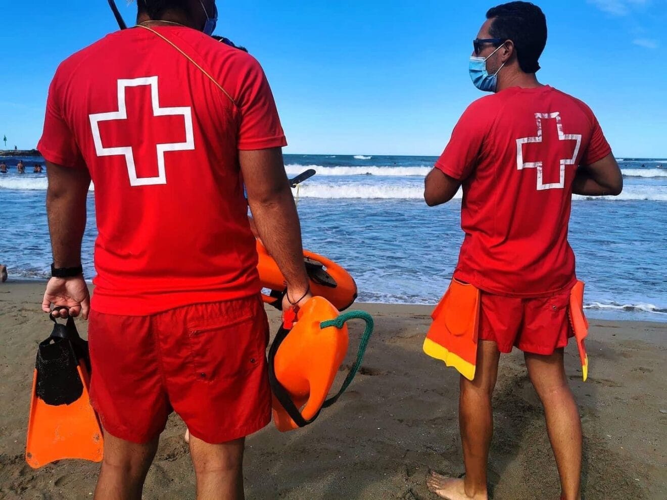 Socorristas de Cruz Roja durante una vigilancia
