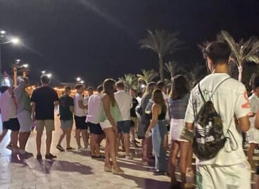 Botellón en el Paseo de la Playa del Arenal