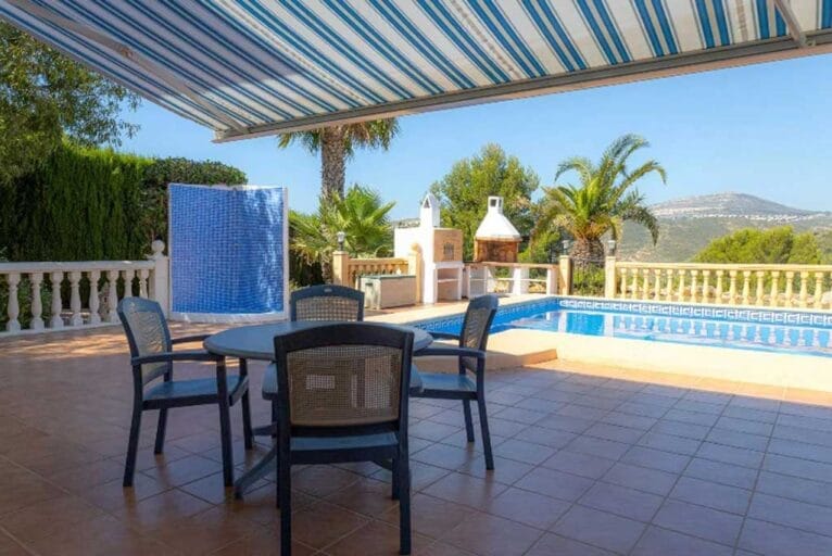 Comprar casa con piscina - Vicens Ash Properties