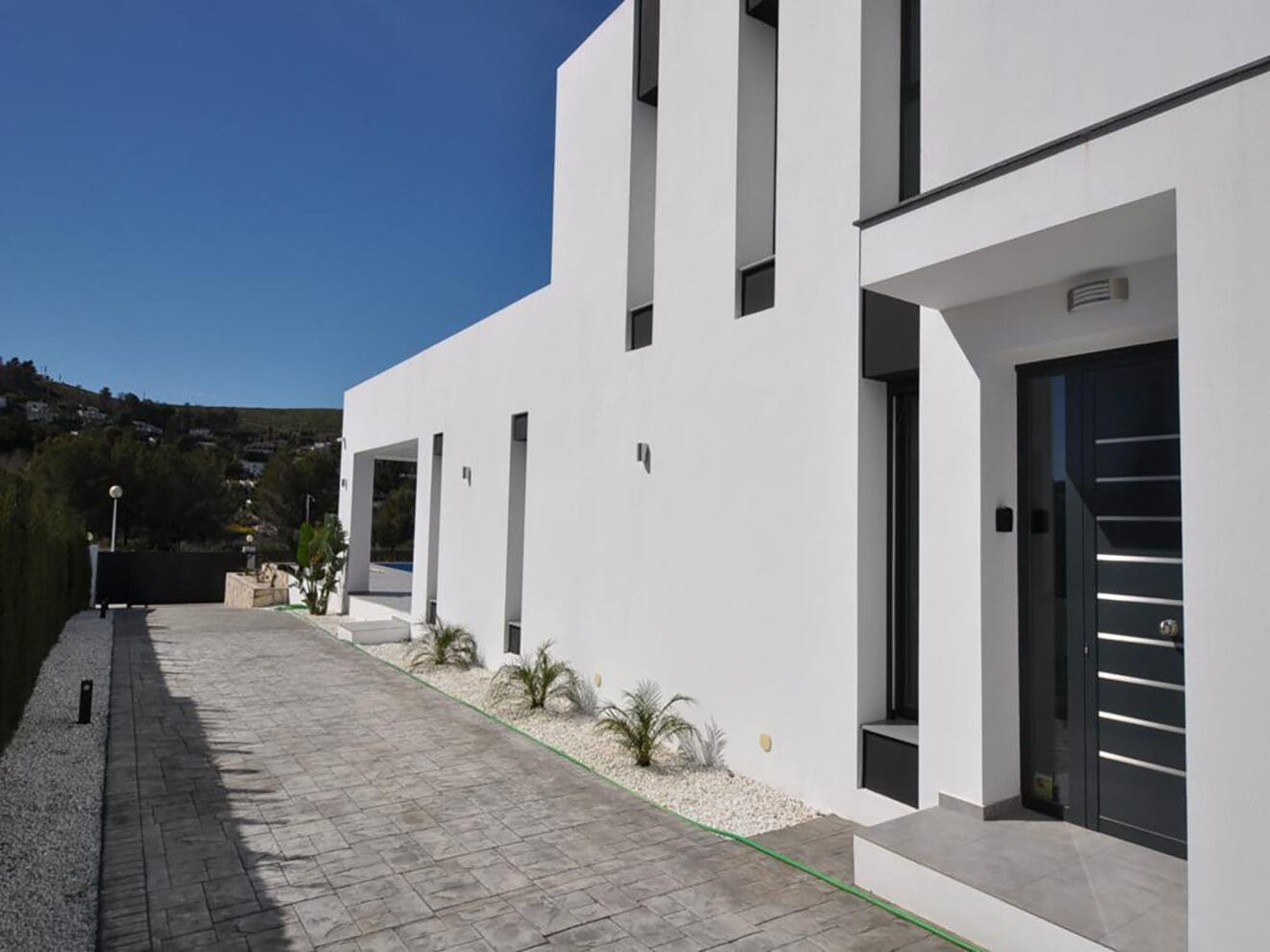 Entrada en casa Atina Inmobiliaria