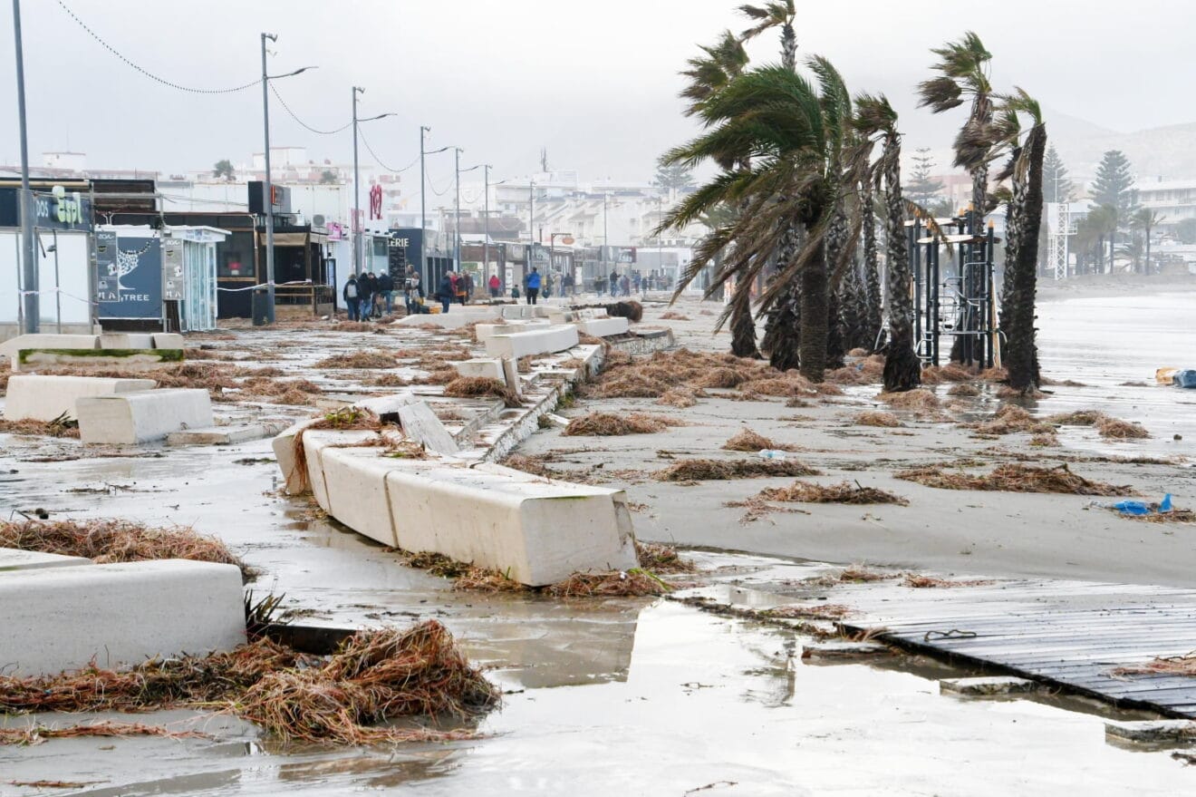Estado del Paseo de la playa del Arenal tras el temporal