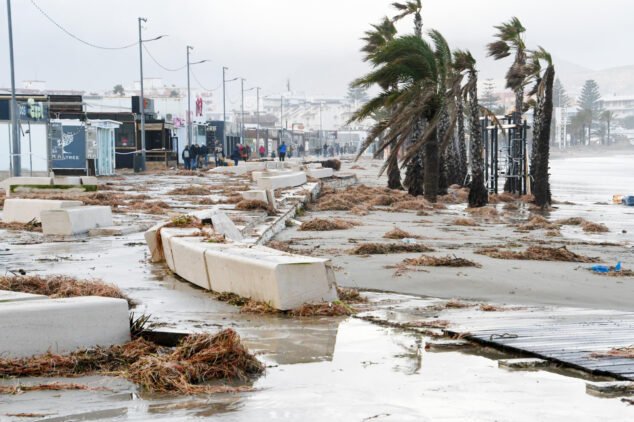 Imagen: Estado del Paseo de la playa del Arenal tras el temporal