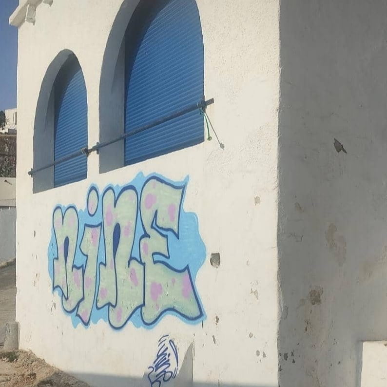 Grafiti en la fachada de una casita de la Cala de la Barraca