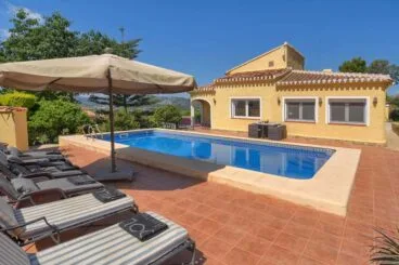 Gran terraza con piscina para relajarse después de un baño