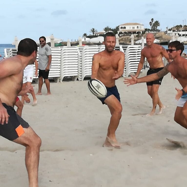 Grupo de adultos jugando al Touch Rugby