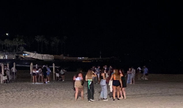Imagen: Grupos haciendo botellón - Playa Arenal