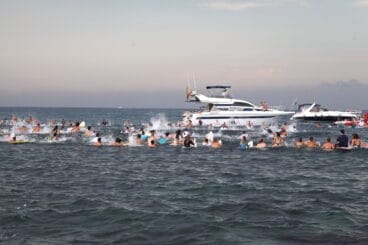 Homenaje desde el mar al surfista Óscar Serra en Xàbia