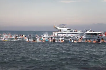 Homenaje desde el mar al surfista Óscar Serra en Xàbia