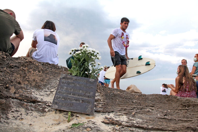 Placa en homenaje al surfista Óscar Serra en Xàbia